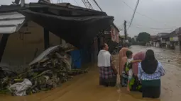 Banjir akibat luapan kali Cikeas dan Cileungsi merendam ratusan rumah yang ada di kawasan Perumahan Vila Nusa Indah 3, Kabupaten Bogor, Jawa Barat, Selasa (4/3/2025). (merdeka.com/Arie Basuki)