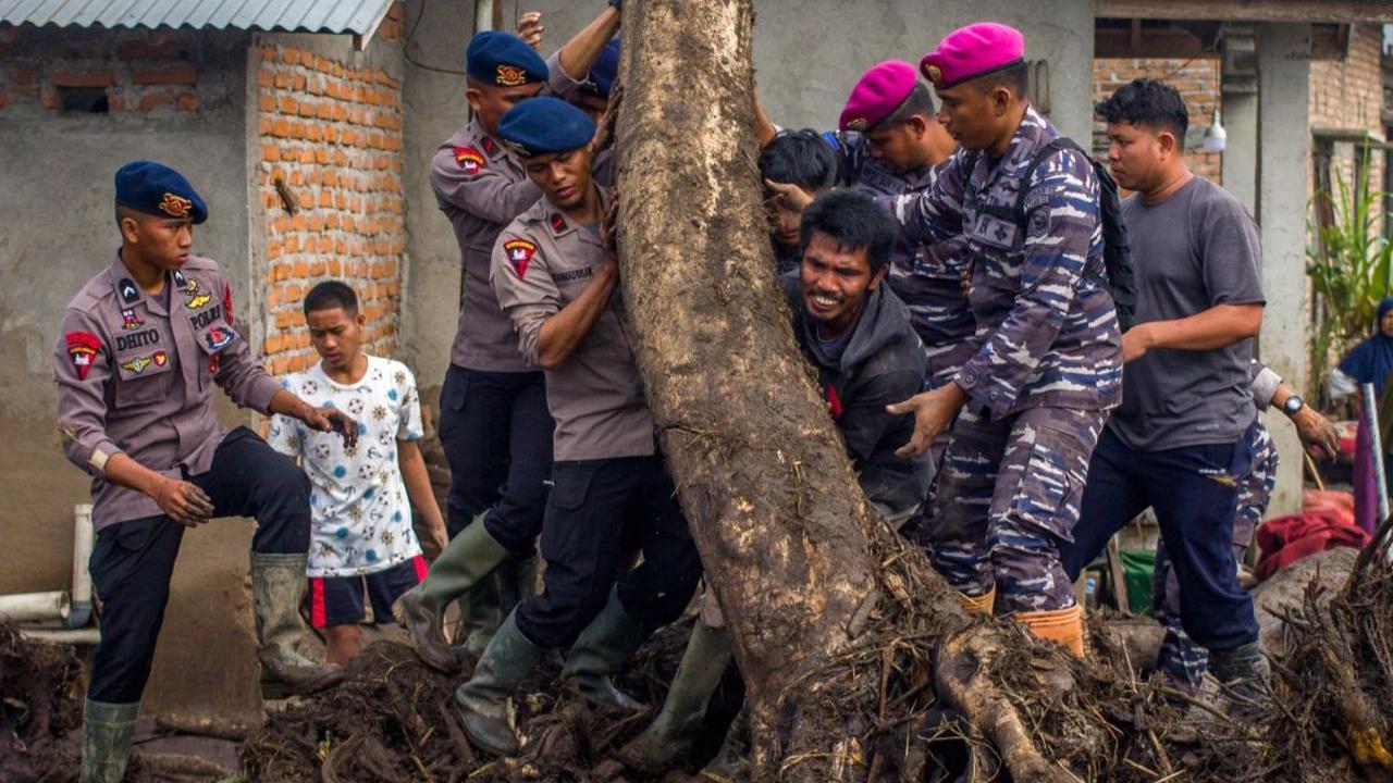 Tim penyelamat dan warga memindahkan kayu-kayu yang terbawa banjir bandang saat mencari korban hilang di Desa Batu Taba, Kabupaten Agam, Sumatera Barat (Sumbar), Selasa (14/5/2024). Tim SAR gabungan terus berjibaku melakukan pencarian terhadap korban banj