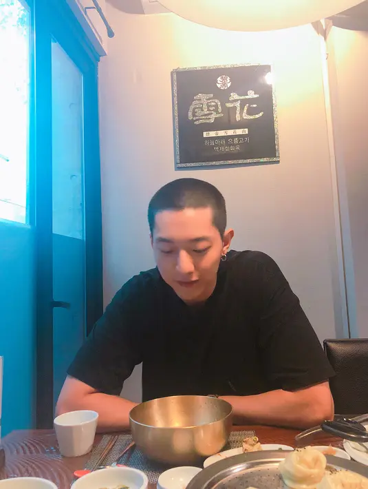 Jungshin pun menuliskan "rapi dan bersih, swoosh." sebagai keterangan videonya tersebut. (instagram/leejungshin)