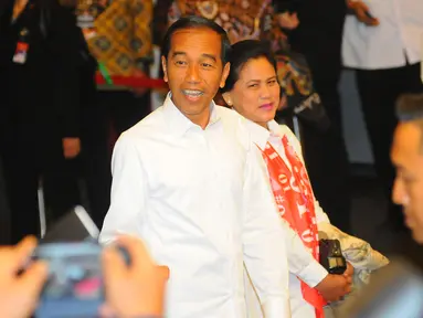 Capres 01 Joko Widodo atau Jokowi beserta istri Iriana Jokowi tiba di lokasi debat keempat Pilpres 2019 di Hotel Shangri-La, Jakarta, Sabtu (30/3). Debat kali ini mengangkat tema tentang ideologi, pemerintahan, pertahanan dan keamanan, serta hubungan internasional. (Liputan6.com/AnggaYuniar)