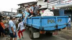 Warga Pasar Ikan, Penjaringan, Jakarta Utara mengaku pasrah dengan rencana Pemerintah provinsi DKI Jakarta yang berencana merelokasi mereka ke rusun. Namun, mereka meminta eksekusi dan relokasi baiknya dilakukan usai Lebaran.