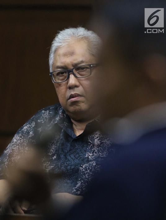 Terdakwa dugaan suap anggota Komisi I DPR 2014-2019 Fayakhun Andriadi terkait penambahan anggaran untuk pengadaan proyek satelit monitoring dan drone Bakamla, Erwin Syaaf Arief (kiri) saat menjalani sidang lanjutan di Pengadilan Tipikor, Jakarta, Senin (5/8/2019). (Liputan6.com/Helmi Fithriansyah)