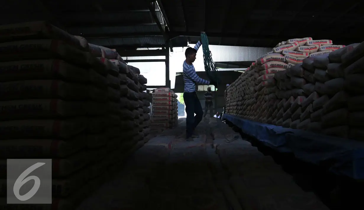 Pekerja tengah menata tumpukan sak semen di Jakarta, Rabu (12/10). Penjualan semen pada September 2016 turun 3,3% menjadi 5,64 juta ton dibanding bulan September tahun lalu. (Liputan6.com/Angga Yuniar)