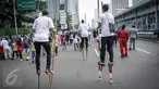 Peserta mendemokan ragam olahraga rekreasi TAFISA Games 2016 salah satunya Engrang di kawasan Car Free Day Thamrin, Jakarta, Minggu (25/9). Kegiatan itu mengajak masyarakat untuk kembali mengenal permainan tradisional. (Liputan6.com/Faizal Fanani)