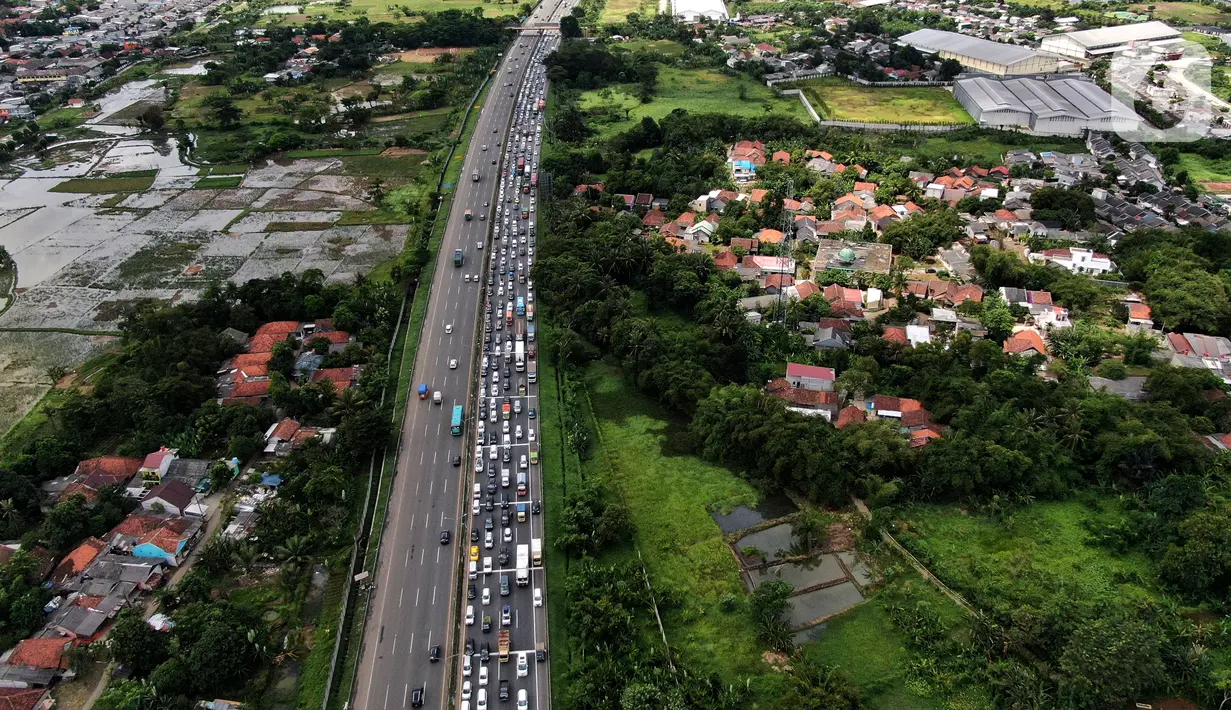<p>Pantauan udara kemacetan di gerbang masuk tol Cikupa, Tangerang, Banten, Kamis (28/4/2022). Memasuki H-4 Hari Raya Idulfitri 1443 H atau Lebaran 2022, kendaraan pemudik dengan menggunakan kendaraan pribadi mengular di pintu tol Cikupa arah Merak. Kemacetan terjadi kurang lebih hingga dua km meter. (Liputan6.com/Angga Yuniar)</p>
<p> </p>