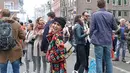 "Street Party King's day in Amsterdam. Pas sampe Amsterdam ternyata ada perayaan ini, pengen tauuu kaya apa.... ternyata seruuu banget." tulis Yuni 28 April silam. (Instagram/yunishara36)