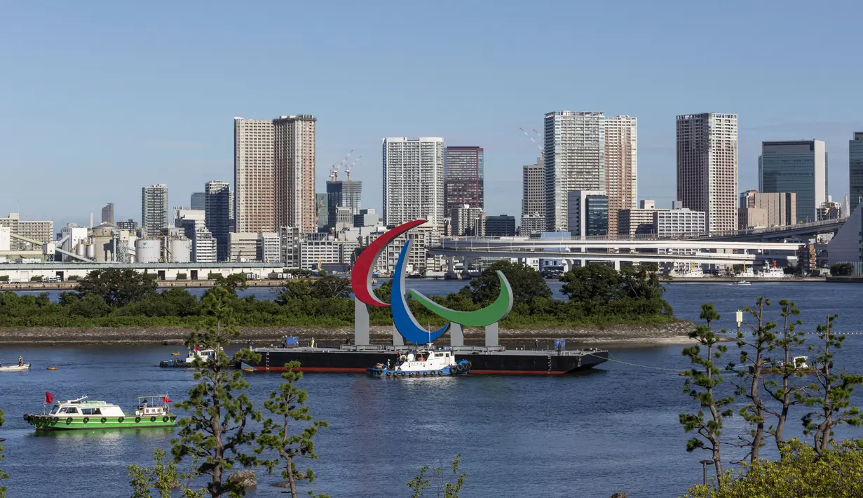 Kapal penarik memindahkan Simbol Paralimpiade "Three Agitos" yang dipasang di Taman Laut Odaiba, Tokyo pada Jumat (20/8/2021). Paralimpiade Tokyo 2020 berlangsung 24 Agustus hingga 5 September mendatang setelah ditunda setahun akibat pandemi Covid-19. (Yuichi Yamazaki/Pool Photo via AP)