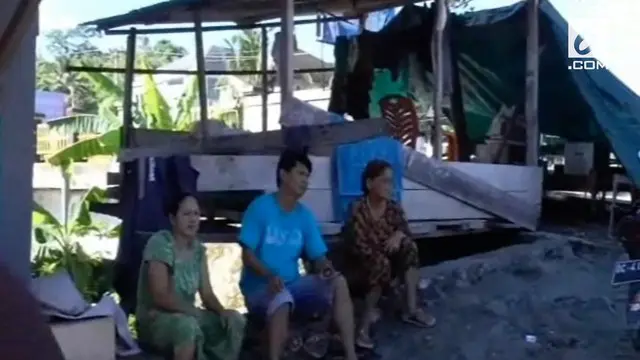 Akibat Abrasi Sungai, 3 keluarga di Sulawesi Barat mengungsi di pinggir Sungai. Hingga kini mereka belum mendapatkan bantuan dari dinas sosial setempat