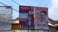 Cara Unik Pria Beri Ucapan Ulang Tahun Pernikahan untuk Istrinya, Lewat Billboard Mirip Kampanye Caleg. foto: TikTok @awhehee
