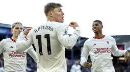 Pemain Manchester United, Rasmus Hojlund, melakukan selebrasi setelah mencetak goll ke gawang Luton Town dalam duel pekan ke-25 Premier League di Kenilworth Road, Minggu (18/2/2024). MU menang dengan skor 2-1. (AP Photo/Ian Walton)