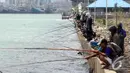 Pelabuhan Muara Baru menjadi tempat menghabiskan hari pekan bersama keluarga dengan mengajak memancing bersama, Jakarta, Minggu (11/1/2015). (Liputan6.com/Faizal Fanani)