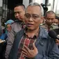 Anggota Komisi II DPR Arif Wibowo menjawab pertanyaan wartawan usai menjalani pemeriksaan di gedung KPK, Jakarta, Rabu (5/7). Arif Wibowo diperiksa sebagai saksi dalam kasus dugaan korupsi proyek pengadaan e-KTP. (Liputan6.com/Helmi Afandi)