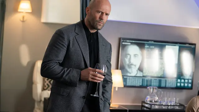Jason Statham sebagai Orson Fortune dalam film Operation Fortune: Ruse de Guerre. (Foto: Dok. Miramax/ STX Films)