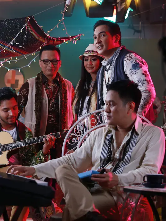 Setelah 16 tahun vakum, para personel Lingua sempat kaget dengan prosesnya saat ini. Berbeda dengan masa keemasan saat itu yang masih banya menggunakan cara-cara analog.  (Galih W. Satria/Bintang.com)