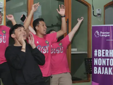 Fans Chelsea tampak bersorak sorai mendukung The Blues melawan Manchester City pada acara Roaring Night di Balik Arah Coffee & Food Space, Bekasi, Jawa Barat, Sabtu (17/2/2024). (Bola.com/Pradipta Rama Baskara)