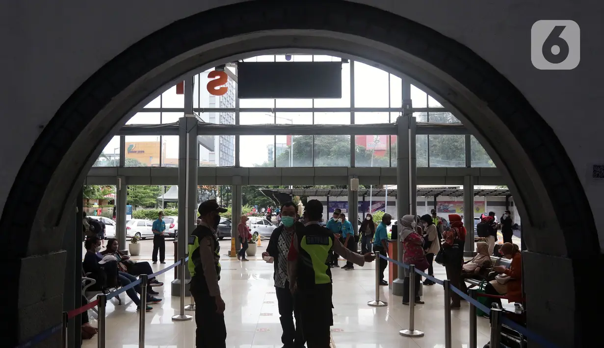 Penumpang bersiap naik kereta Jayabaya jurusan Jakarta-Malang di Stasiun Pasar Senen, Jakarta, Jumat (28/1/2022). Jelang libur Tahun Baru Imlek, jumlah penumpang di Stasiun Pasar Senen mengalami kenaikan 8.598 orang dibanding Jumat (21/1) lalu sebanyak 7.402 orang. (Liputan6.com/Helmi Fithriansyah)