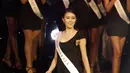 Miss Indonesia, Natasha Mannuela berjalan di atas panggung ajang kecantikan Miss World 2016 di Oxen Hill, Maryland, Minggu (18/12). Selain menjadi juara ketiga, Natasha Mannuela juga memenangkan fast track Beauty With a Purpose. (REUTERS/Joshua Roberts)