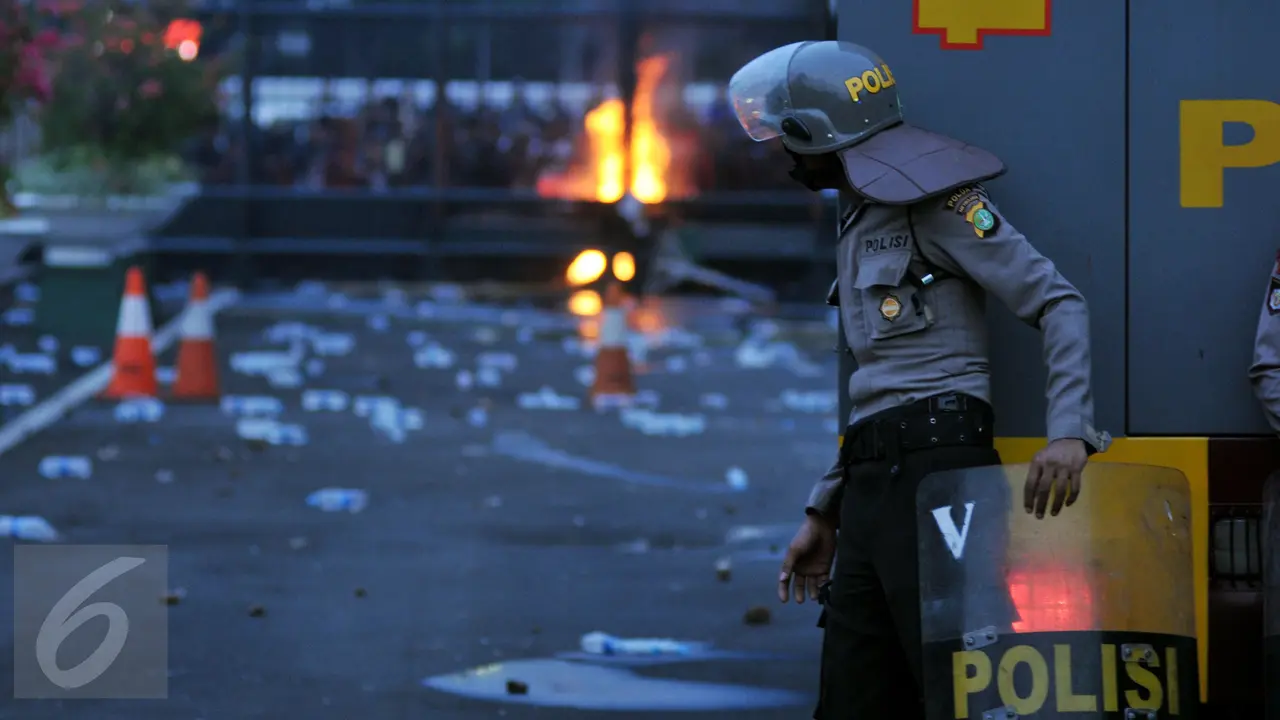 20151028- Mahasiswa Bakar Ban-Jakarta