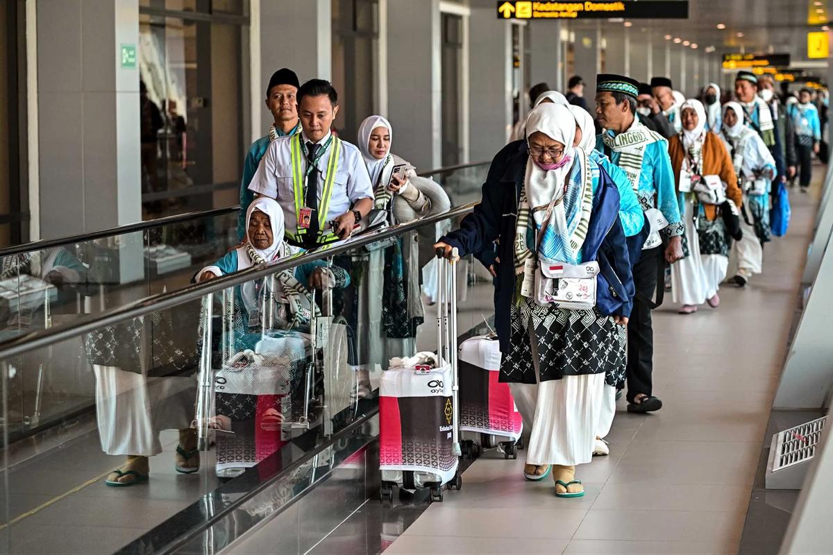 FOTO: Kloter Pertama Jemaah Haji Embarkasi Surabaya Berangkat ke Tanah Suci