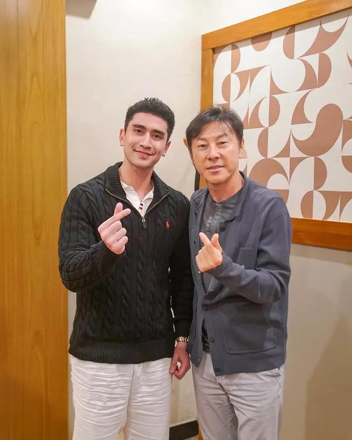 7 Potret Shin Tae-yong Dinner Bareng Verrell Bramasta, Ngobrol Hal Penting