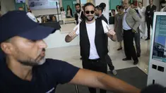 Penyerang baru Juventus, Gonzalo Higuain tiba di Juventus Medical Center, Italia (27/7). Higuain resmi di kontrak Juventus selama lima tahun dengan biaya yang cukup fantastis yaitu 90 juta euro (sekitar Rp 1,3 teiliun). (AFP PHOTO/MARCO BERTORELLO)