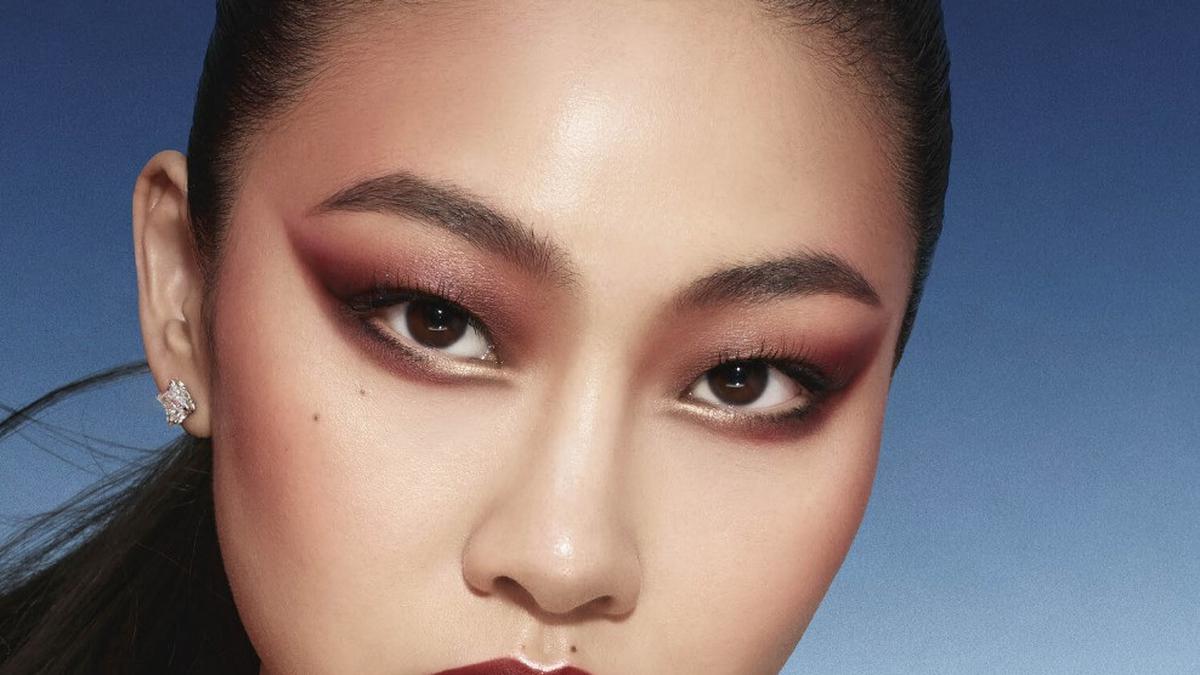 Potret Jung Hoyeon Tampil Manglingi dengan Riasan Bold, Pakai Koleksi Debut Lini Makeup Pertama Dame Pat McGrath