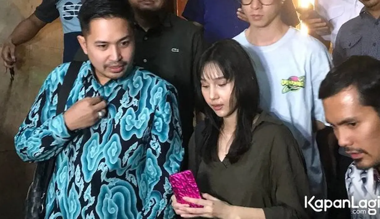 Setelah beberapa bulan laporan masuk ke Polda Metro Jaya. Selasa (17/10) Virgoun dan Tenri Ajeng hadir di Polda Metro Jaya memenuhi panggilan. [Foto: KapanLagi.com/Dadan Eka Permana]