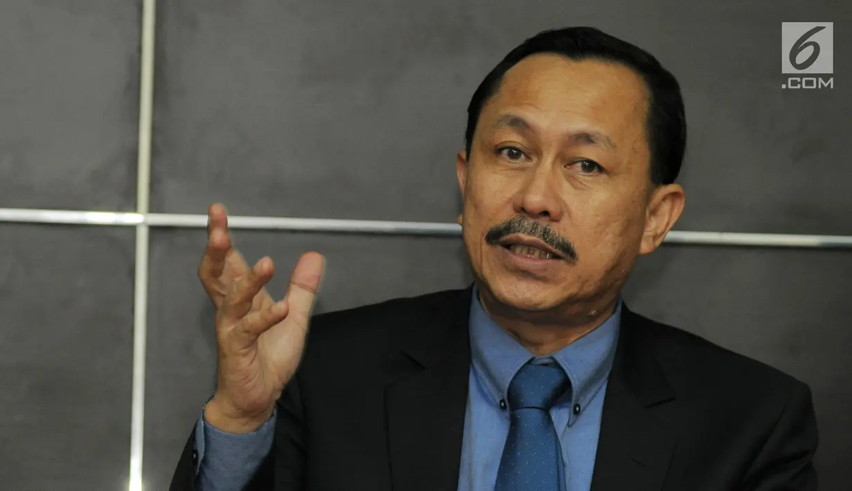 Ketua Komnas HAM Ahmad Taufan (tengah) memberi keterangan dalam jumpa pers di Jakarta, Senin (5/2). Komisaris HAM PBB HE Zeid Ra'ad Al Hussein diundangan oleh pemerintah Indonesia untuk membahas masalah HAM di Tanah Air. (Liputan6.com/Herman Zakharia)