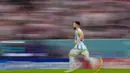 Penyerang Argentina, Lionel Messi berlari saat bertanding melawan Kroasia pada pertandingan semifinal Piala Dunia 2022 di Stadion Lusail di Lusail, Qatar, Rabu (14/12/2022). Argentina berhasil lolos ke final setelah menang telak atas Kroasia dengan skor 3-0. (AP Photo/Petr David Josek)