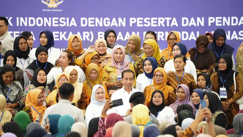 Nasabah PNM bersama Presiden Jokowi. (Liputan6.com/ ist)
