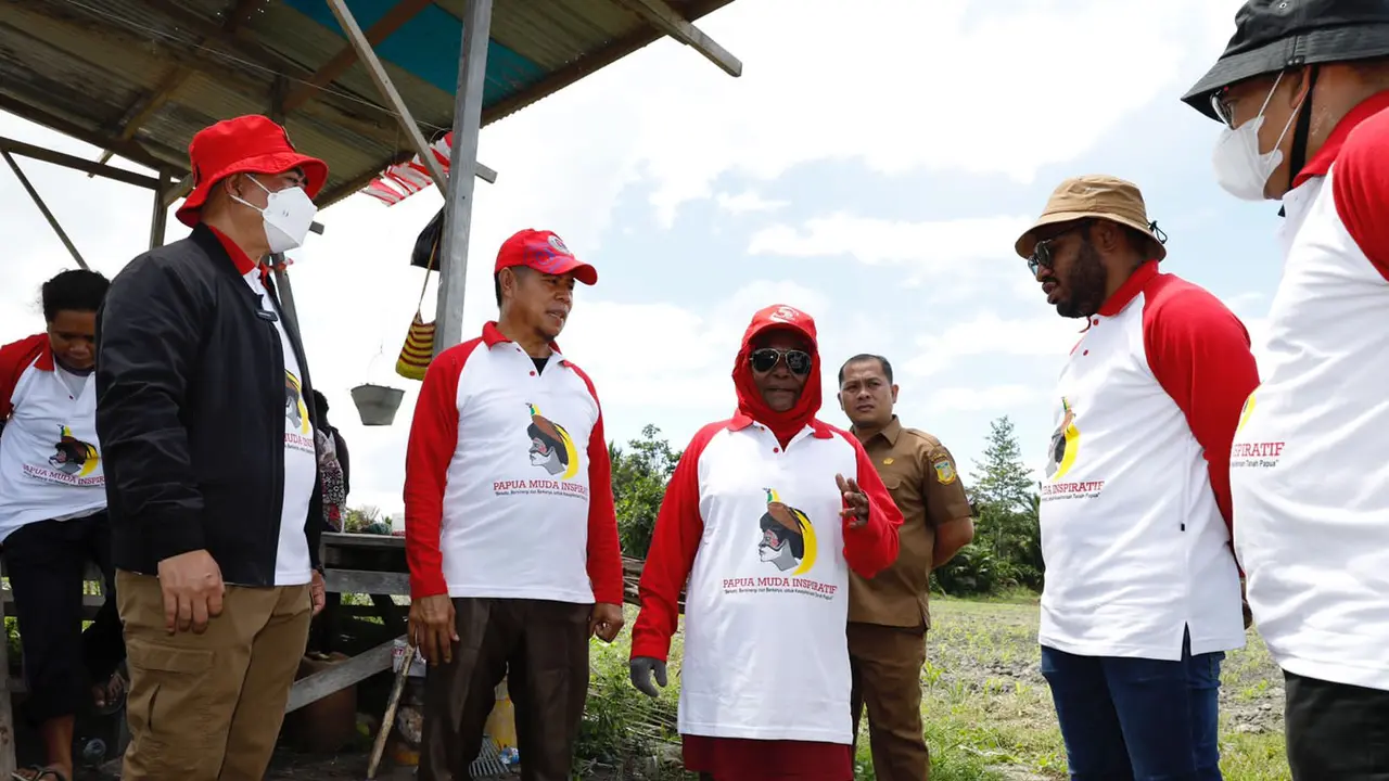 Anak muda yang tergabung dalam Papua Muda Inspiratif (PMI) bersama dengan Badan Intelijen Negara (BIN) melakukan pembinaan terhadap petani di Kampung Kwadeware dan Kampung Doyo Lama, Distrik Waibu, Kabupaten Jayapura, Papua untuk mengelola lahan jagung.