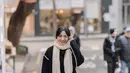 Hesti Purwadinata yang baru saja berlibur ke Korea Selatan bersama keluarganya, membagikan beberapa potret OOTDnya yang menarik untuk disimak. Salah satunya di sini, Hesti mengenakan outfit serba hitam; outer dengan jahitan berwarna cokelat yang manis, dipadu rok kulit berwarna hitam, syal cokelat muda yang serasi dengan bootsnya. [Foto: Instagram/hestipurwadinata]