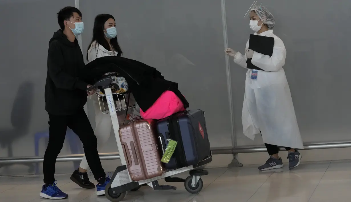 Pekerja hotel menjemput turis yang datang di Bandara Internasional Suvarnabhumi di Bangkok, Thailand, Senin (1/11/2021). Thailand mulai Senin ini telah dibuka kembali untuk wisatawan mancanegara yang divaksinasi penuh tanpa perlu menjalani proses karantina Covid-19. (AP Photo/Sakchai Lalit)