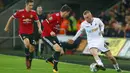 Striker Swansea City, Oli McBurnie, berusaha melewati pemain Manchester United pada laga Piala Liga Inggris di Stadion Liberty, Swansea, Selasa (24/10/2017). Manchester United menang 2-0 atas Swansea City. (AFP/Geoff Caddick)