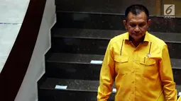 Sekjen Golkar Letnan Jenderal Purnawirawan Lodewijk Freidrich Paulus menuruni tangga usai pengumuman kepengurusan baru Partai Golkar di Jakarta, Senin (22/1). Lodewijk menggantikan Idrus Marham yang kini menjabat Menteri Sosial. (Liputan6.com/JohanTallo)