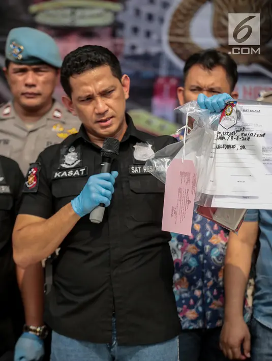 Kasat Reskrim Polres Metro Jakarta Barat, AKBP Edy Suranta Sitepu menunjukan barang bukti saat rilis  terkait kasus pengeroyokan dan premanisme di Polres Jakarta Barat, Jumat (23/11). (Liputan6.com/Faizal Fanani)