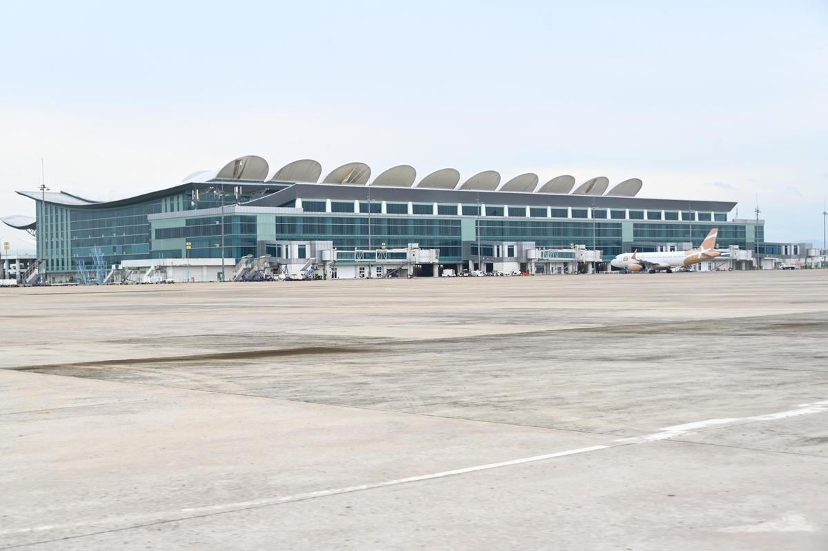 Menteri Perhubungan (Menhub) Dudy Purwagandhi meninjau pengembangan kawasan bandara Kertajati Majalengka. (Foto: Kemenhub)