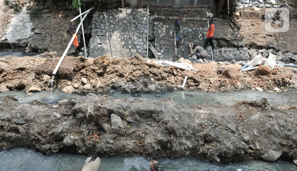 Aktivitas pekerja menyelesaikan proyek normalisasi Kali Kayu Putih, Jakarta, Selasa (15/10/2019). Proyek normalisasi Kali Kayu Putih yang merupakan aliran dari Kali Sunter sebagai langkah Suku Dinas Tata Air Jaktim dalam memaksimalkan fungsi kali pada musim penghujan. (merdeka.com/Iqbal S. Nugroho)