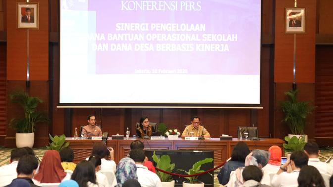 Konferensi pers Sinergi Pengelolaan Dana Bantuan Operasional Sekolah dan Dana Desa Berbasis Kinerja di Jakarta, Senin (10/2).
