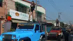 Para penari striptis beraksi di atas sebuah jip selama upacara pemakaman seorang pejabat pemerintahan bernama Tung Hsiang di Kota Chiayi, Taiwan, (3/1). Sebanyak 50 penari striptis tersebut sengaja didatangkan oleh putra Tung Hsiang. (AFP PHOTO/STR)