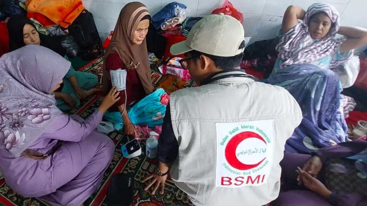 Emergency Medical Team (EMT) dari Bulan Sabit Merah Indonesia (BSMI) menggelar bakti sosial (baksos) bagi warga terdampak banjir dan longsor di pengungsian Musala Nurul Iman, Bukik Malanca, Kabupaten Agam. (Dok: BSMI)