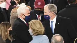 Mantan Presiden ke-43 AS, George W. Bush berbincang dengan mantan Wapres Mike Pence  jelang pelantikan Presiden terpilih Joe Biden di Washington, Rabu (20/2/2021). Bush menjadi satu-satunya mantan Presiden AS dari Partai Republik yang menghadiri pelantikan Biden. (Saul Loeb/Pool Photo via AP)