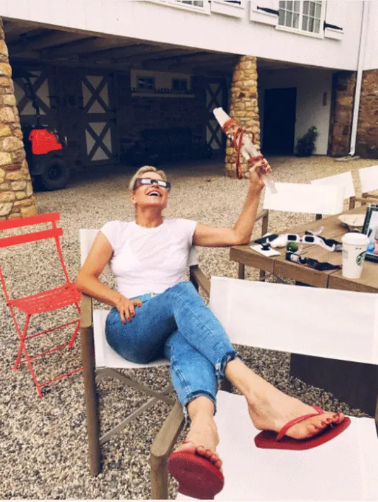 Nah ini ketika Yolanda Hadid ingin melihat gerhana! Lucu dan santai banget yah gayanya! (instagam/bellahadid)