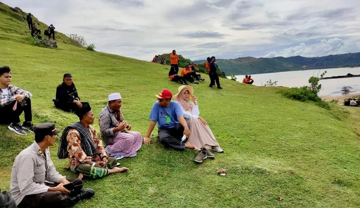 “Banyak yang mau nonton besok (Minggu 20 Maret 2022), mau bayar tapi tiketnya benar-benar habis. Hari ini (19 Maret 2022) kami mencoba nonton dari Bukit Seger.. indah banget… gratis lagi,” ujarnya, Sabtu (19/3/2022). (Instagram/zulkieflimansyah).