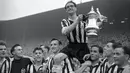 Newcastle United. Newcastle United juga berhasil mengoleksi 6 gelar Piala FA dari total 13 kali mencapai final. Gelar terakhir mereka raih pada musim 1954/1955 usai mengalahkan Manchester City 3-1 di partai final, 7 Mei 1955. (nufc.co.uk)