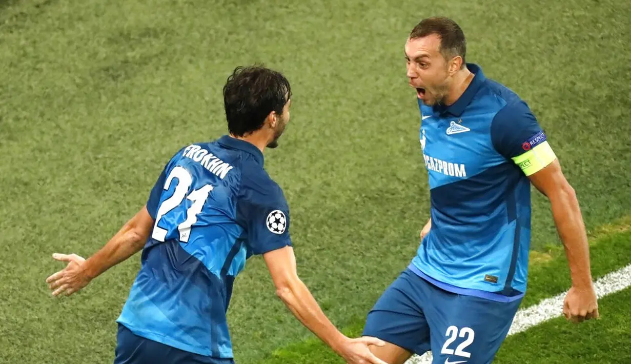 Pemain Zenit St. Petersburg Aleksandr Yerokhin (kiri) merayakan bersama rekan setimnya Artem Dzyuba usai mencetak gol ke gawang Lazio pada pertandingan Grup F Liga Champions di Stadion Saint Petersburg, Rusia, Rabu (4/11/2020). Pertandingan berakhir dengan skor 1-1. (AP Photo/Mike Kireev)