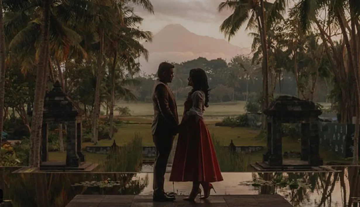 Mulai dari foto di pinggir pantai yang katanya berlokasi di Bali, Taman Sari Keraton Jogjakarta, dan masih banyak tempat lain yang dijadikan lokasi foto. (Instagram/ayanggkahiyang)