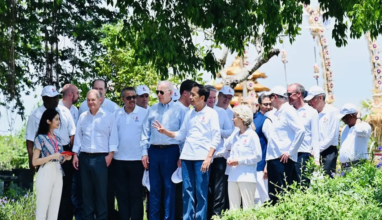 <p>Putu Ayu Saraswati ditunjuk sebagai pemandu tur Mangrove untuk para pemimpin dunia. Putu Ayu tampil kasual mengenakan kemeja batik dengan celana khaki dan sneaker. [dok. Biro Sekretariat Presiden]</p>