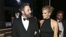 Sambil merangkul lengan Ben Affleck, wanita yang berprofesi sebagai seorang produser Saturday Night Live ini juga tampak berbincang dengan sejumlah bintang lainnya selama acara berlangsung. (doc: Ace Showbiz)