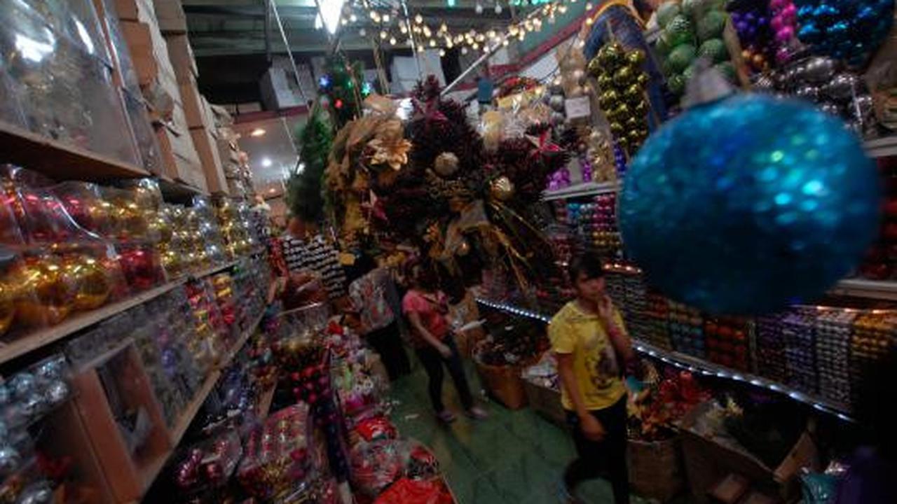 Berbagai pernak-pernik Natal hiasi kawasan Glodok